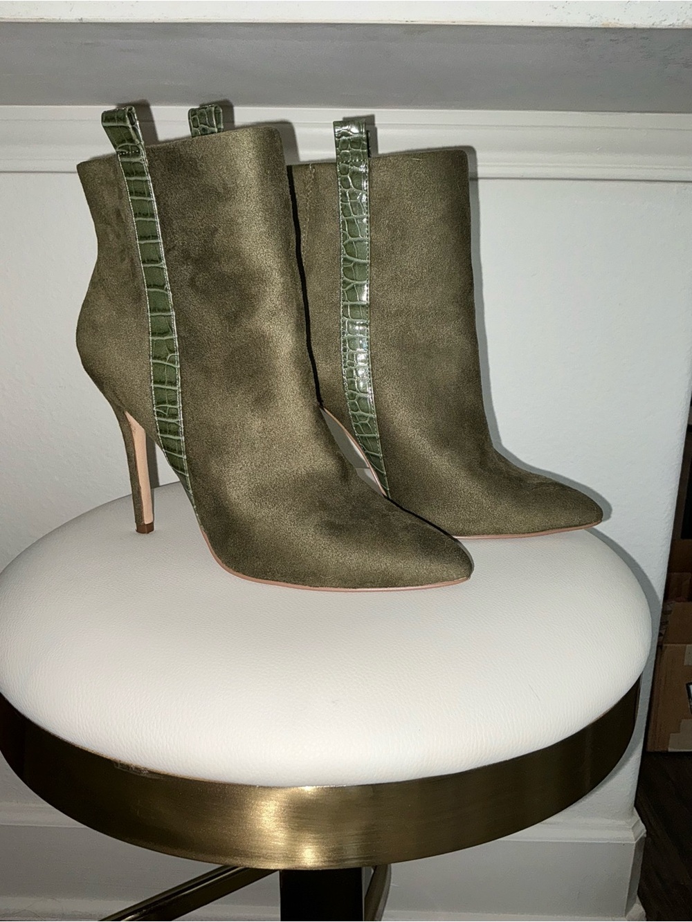 Charles David Olive Green Suede Pointed-Toe Ankle Boots Croc Textured Trim 7.5